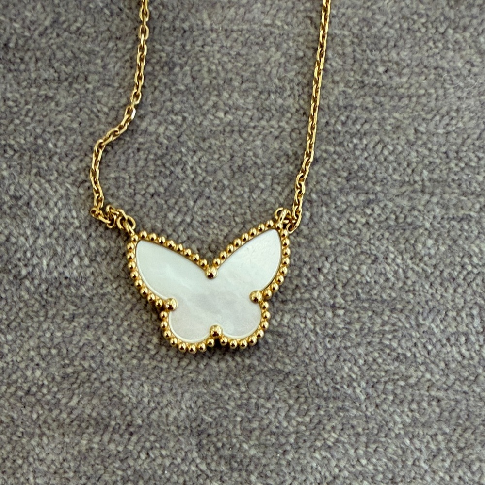 Van Cleef Yellow Gold Elegant Gold Butterfly Necklace